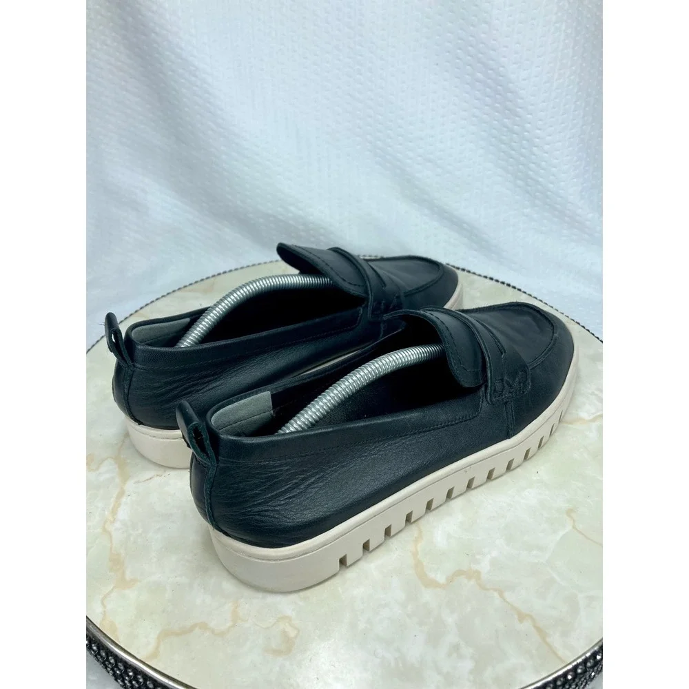 Vionic these shoes